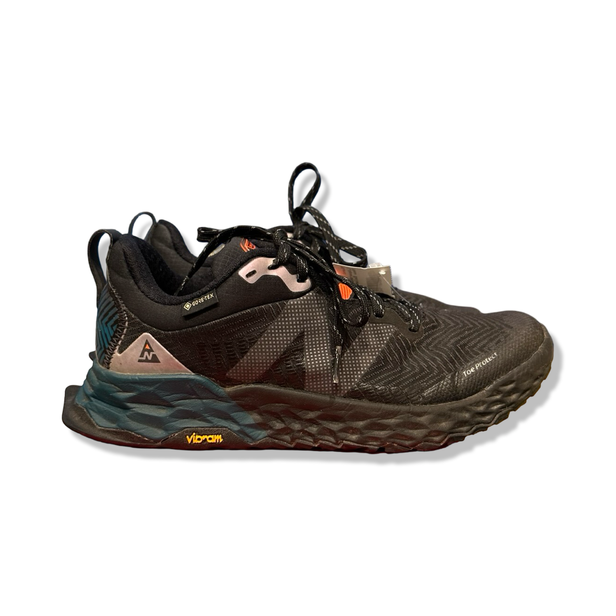 Svart damlöparsko New Balance Fresh Foam Hierro v6 GTX med GORE-TEX, fotograferad från sidan mot vit bakgrund.