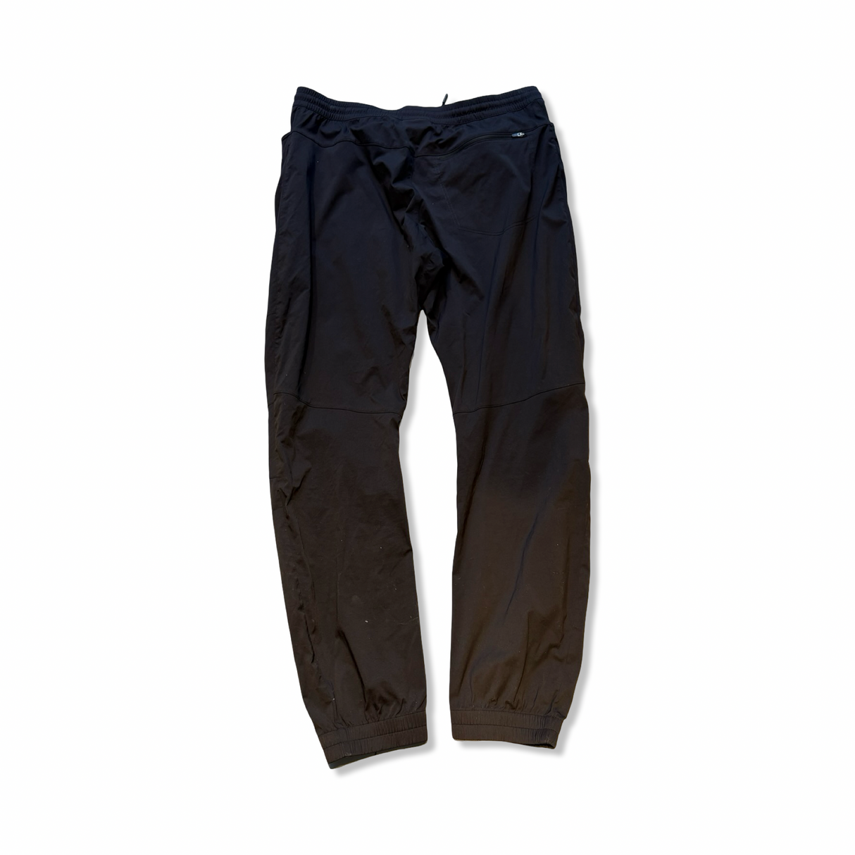 Svarta funktionsbyxor för herr från Mammut med elastisk midja, fotograferade bakifrån mot vit bakgrund.