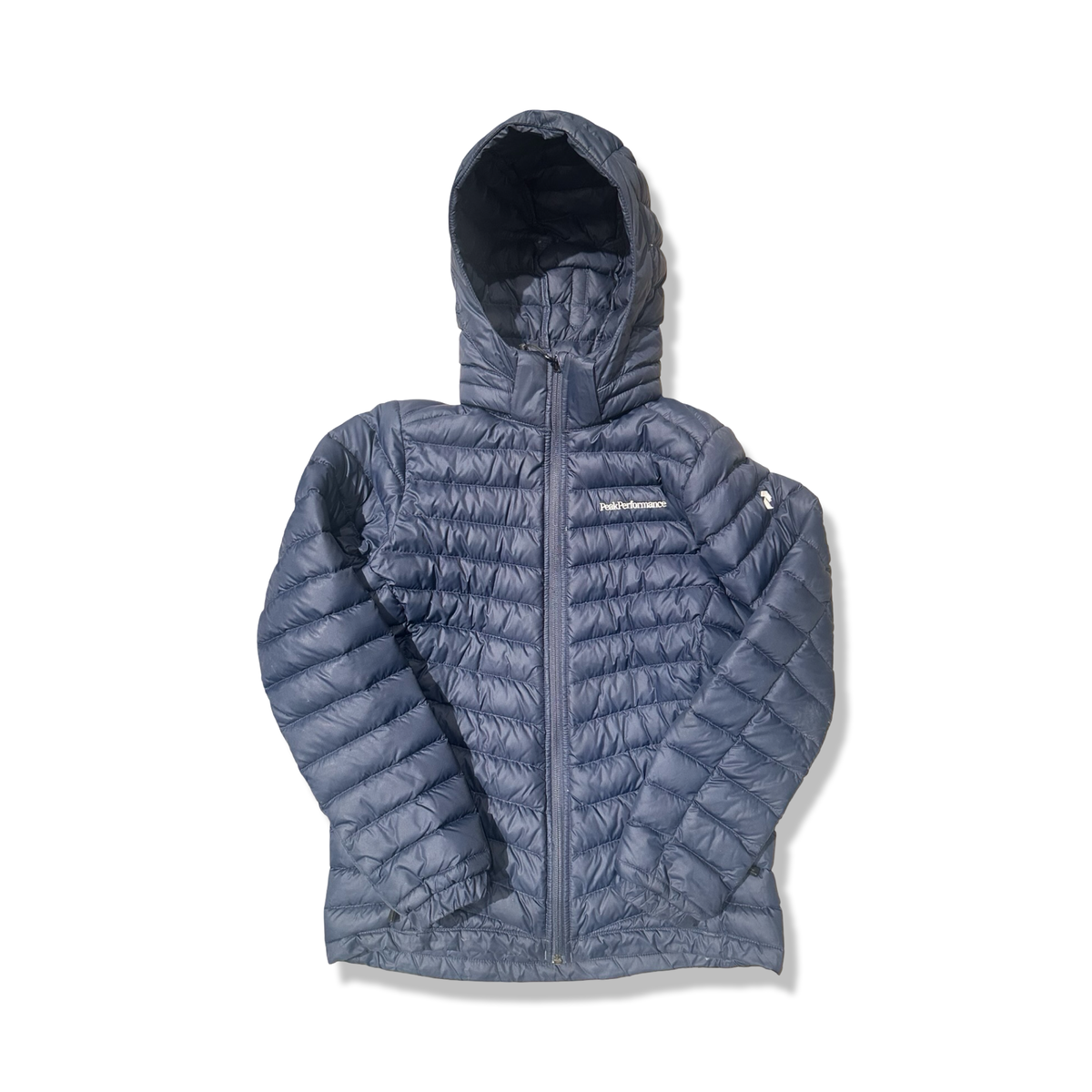 Blå dunjacka Peak Performance jr frost down hood jacket för dam med huva, fotograferad framifrån mot en vit bakgrund.
