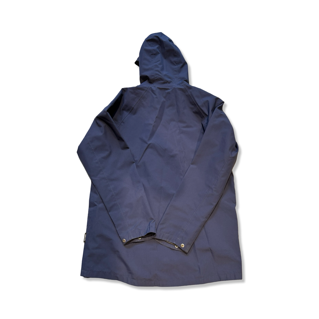 Baksidan av mörkblå regnjacka Tretorn Wings Woven Jacket för herrar, fotograferad mot vit bakgrund.