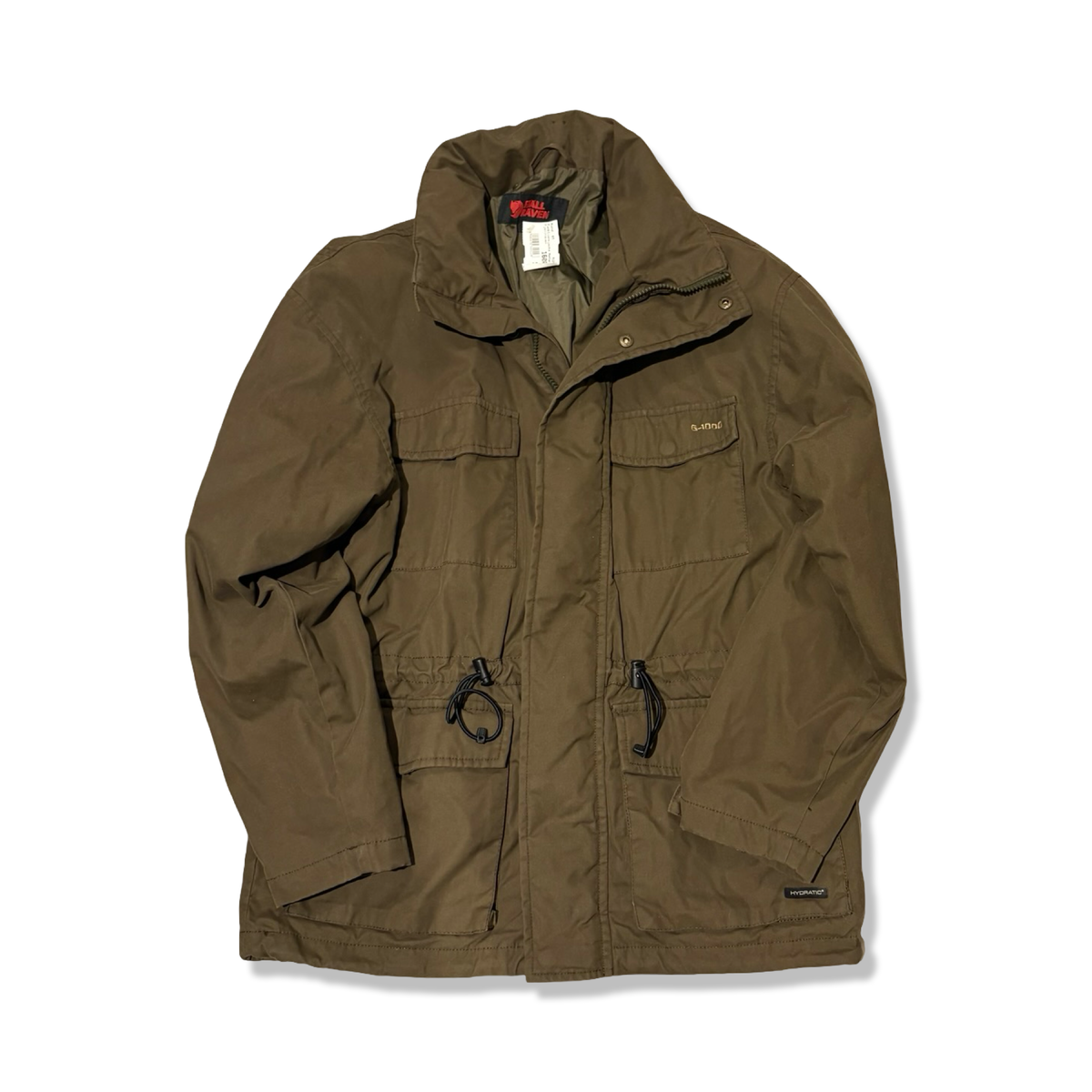 Grön Fjällräven Hunter jacket för herr i modell med bröstfickor och dragsko, fotograferad framifrån mot en vit bakgrund.