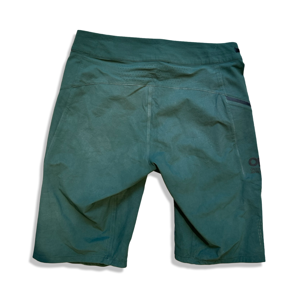 Baksidan av gröna damshorts från Outdoor Research i modell för dam, fotograferade mot en vit bakgrund.