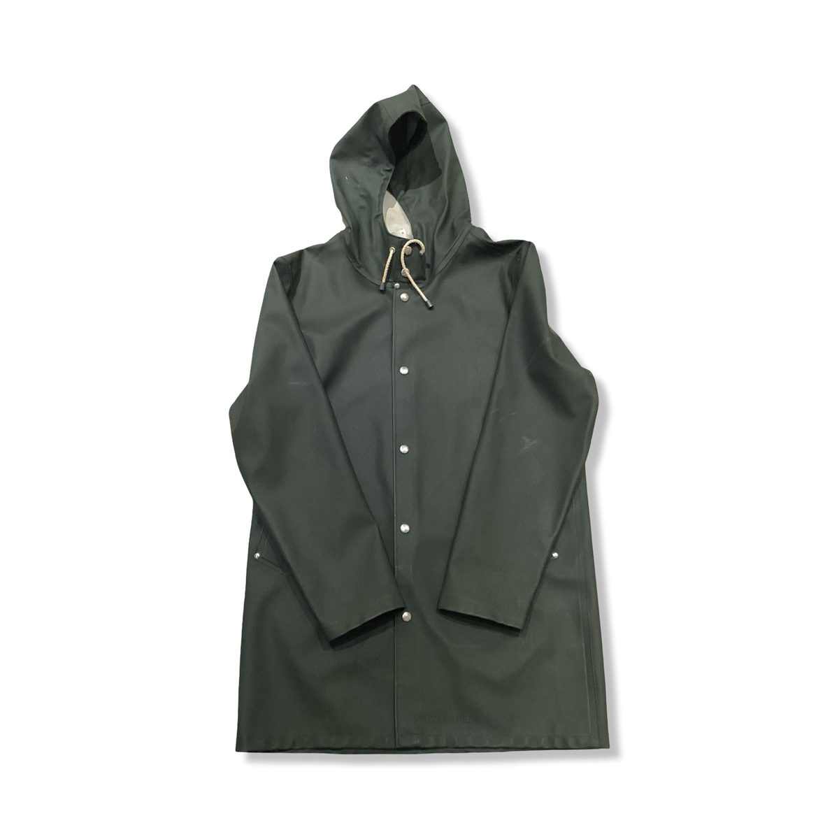 Grön regnkappa från Stutterheim för dam med huva och knappar, fotograferad framifrån mot en vit bakgrund.