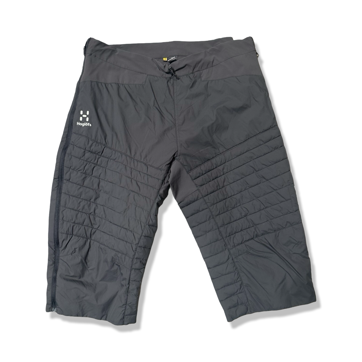 Grå hybridshorts från Haglöfs för herr med kviltad design, fotograferade framifrån mot en vit bakgrund.
