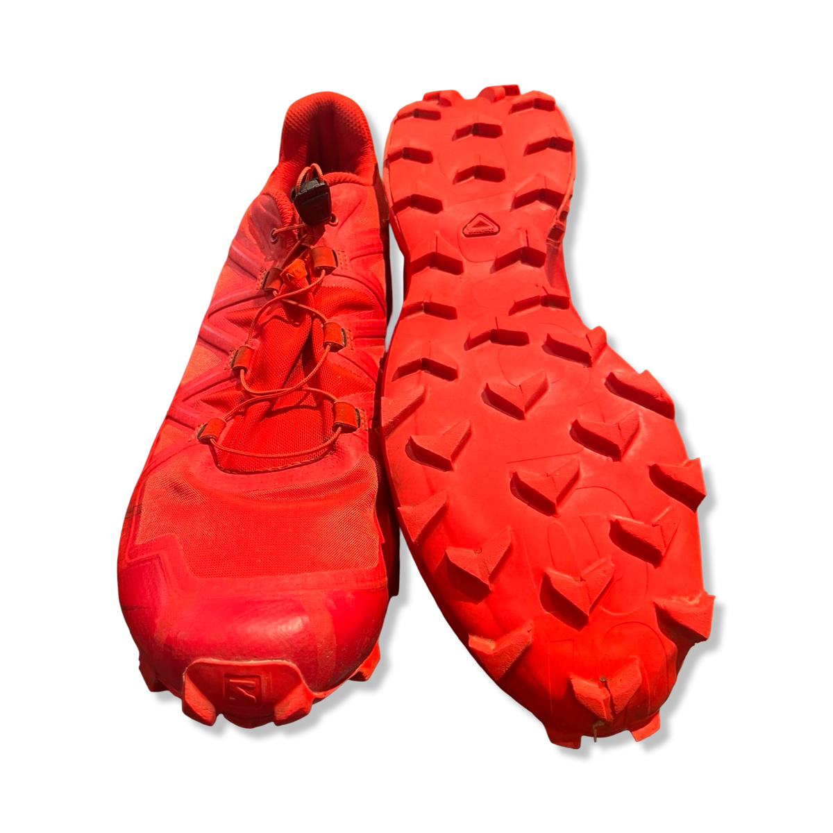 Ett par röda löparskor Salomon Speedcross 5 för herr, visade uppifrån och med sulan synlig mot vit bakgrund.