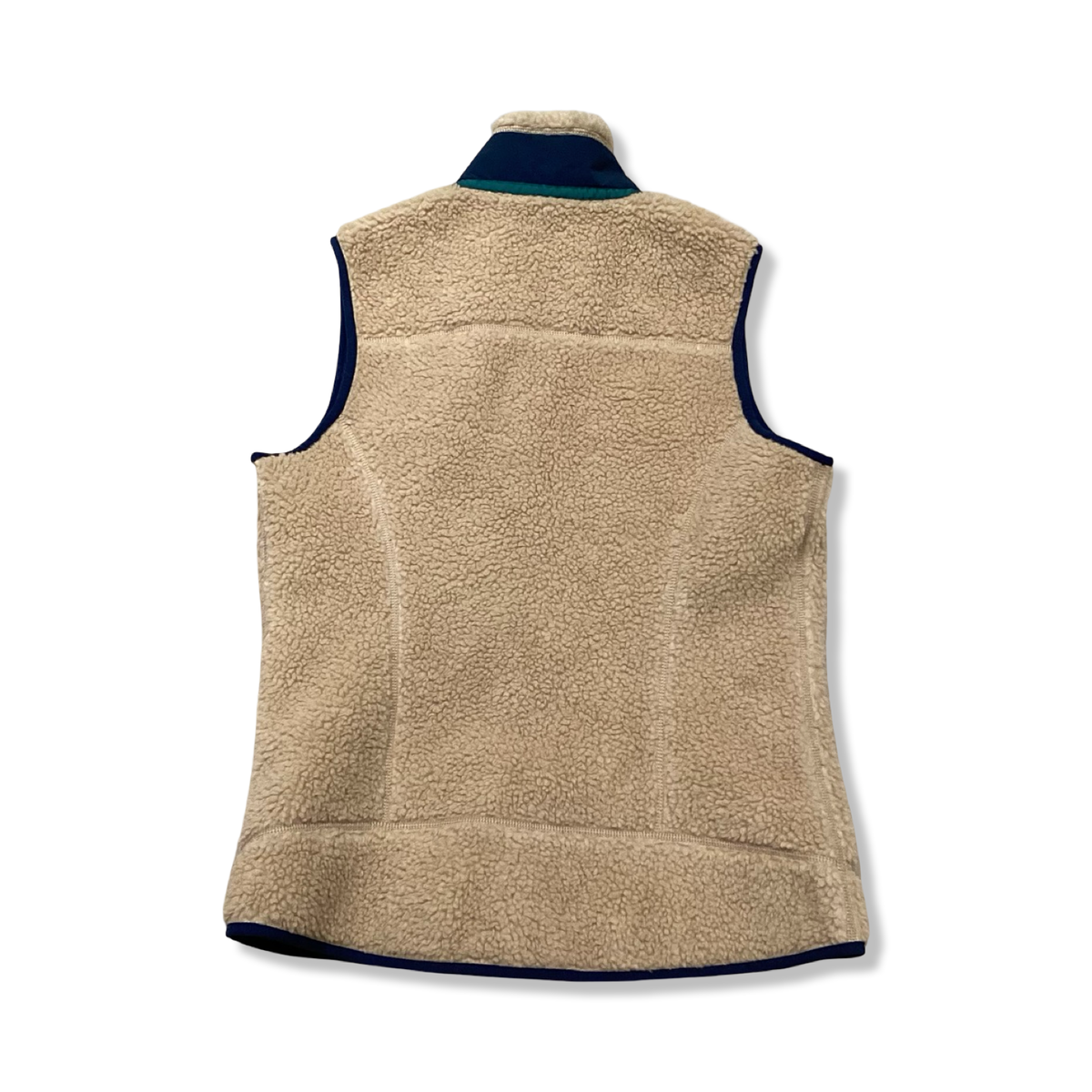 Baksidan av en beige Patagonia Classic Retro-X väst för dam, fotograferad mot en vit bakgrund.