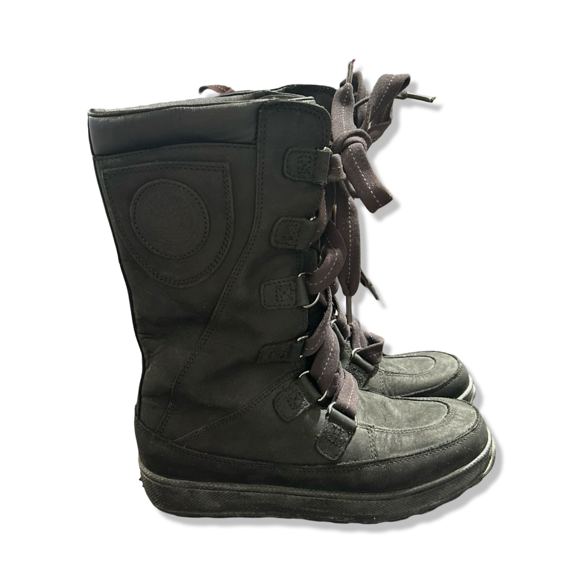 Ett par svarta vinterkängor från Timberland för dam, fotograferade från sidan mot en vit bakgrund.