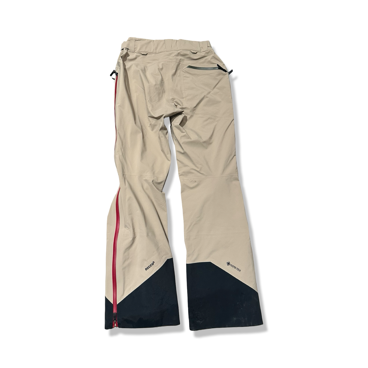 Beiga skalbyxor från Peak Performance Alpine Gore-Tex Pants, fotograferade bakifrån mot vit bakgrund.