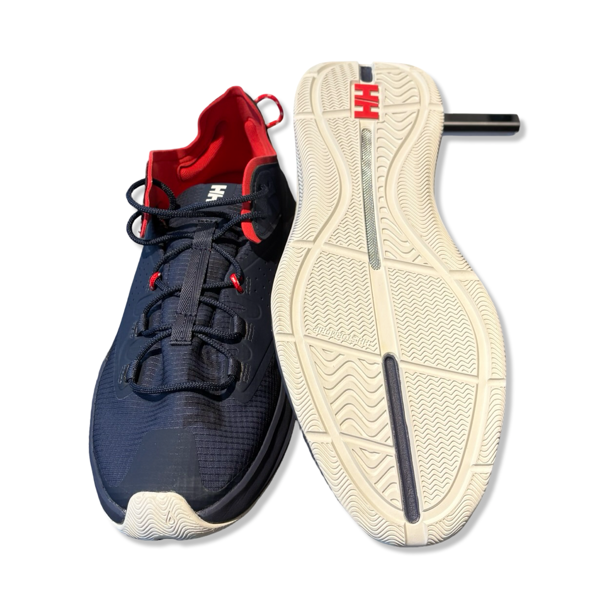 Blå och röda löparskor från Helly Hansen för herr, modell HP Foil Flyer i storlek 45, visade framifrån och med sulan uppåt mot vit bakgrund.