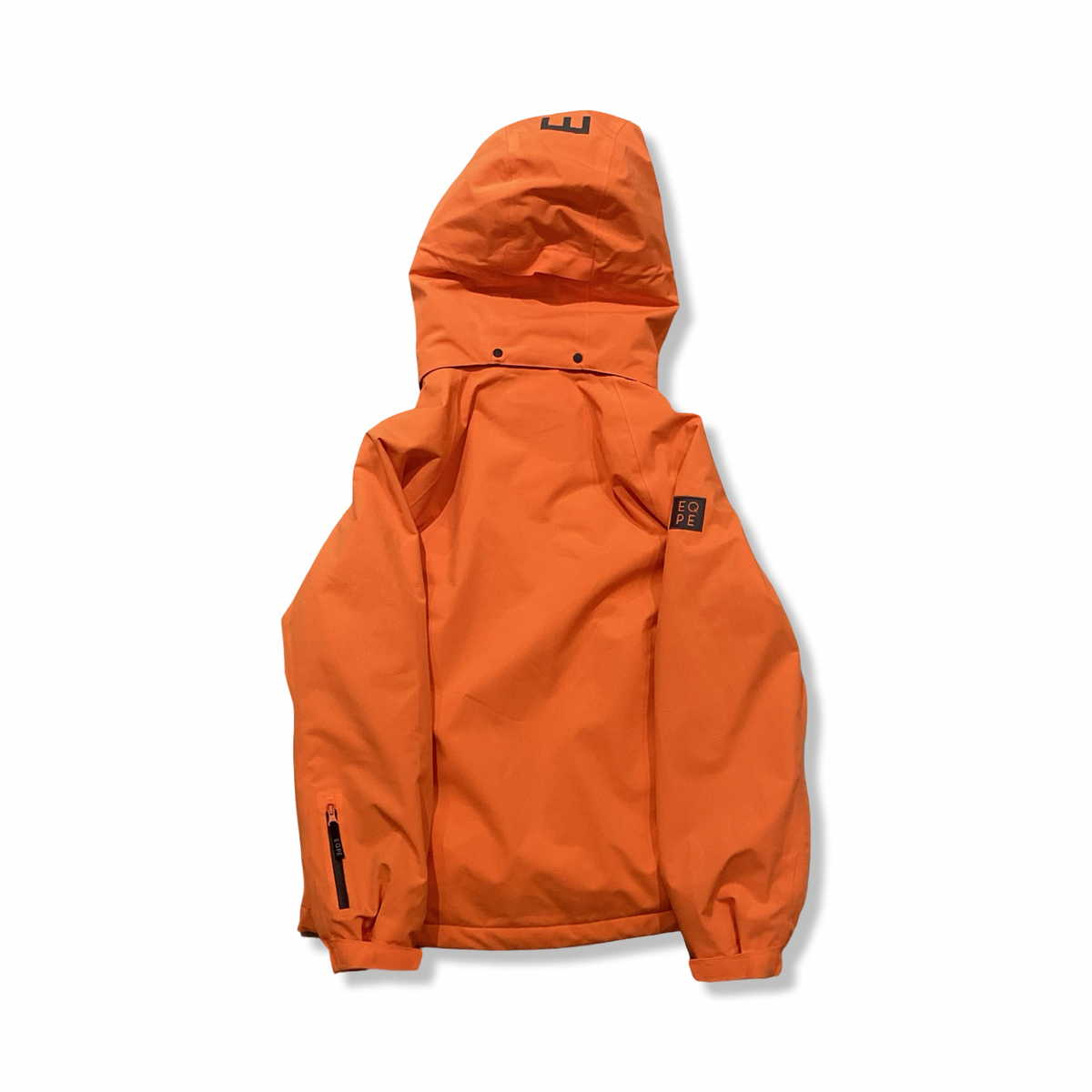 Baksidan av en orange EQPE skidjacka med huva, fotograferad mot en vit bakgrund.