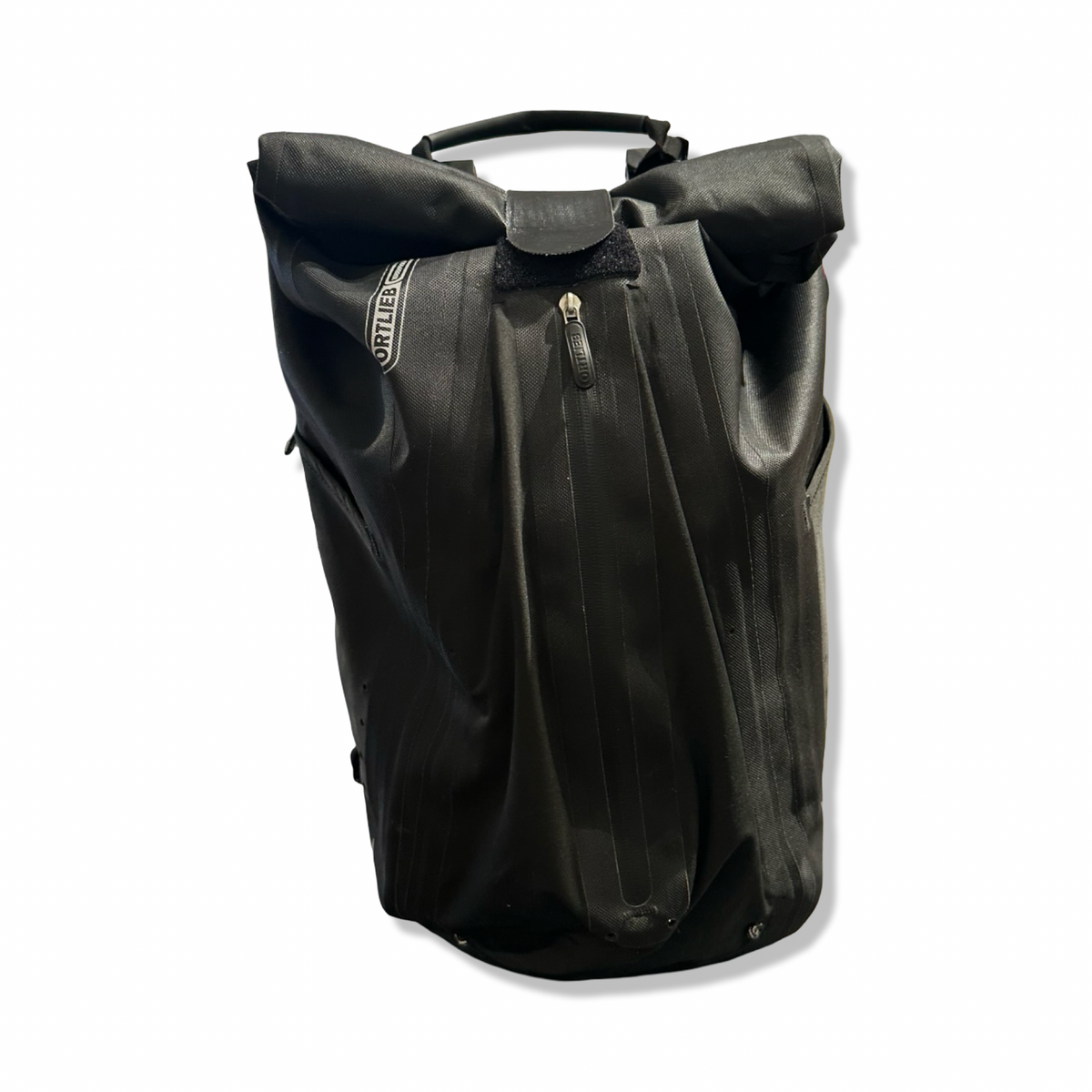 Svart ryggsäck från Ortlieb på 36L med roll-top-öppning, fotograferad framifrån mot en vit bakgrund.