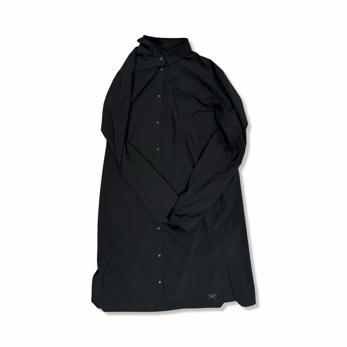Svart Arc'teryx-klänning för dam med lång ärm, klassisk krage och tryckknappar framtill, fotograferad mot vit bakgrund.