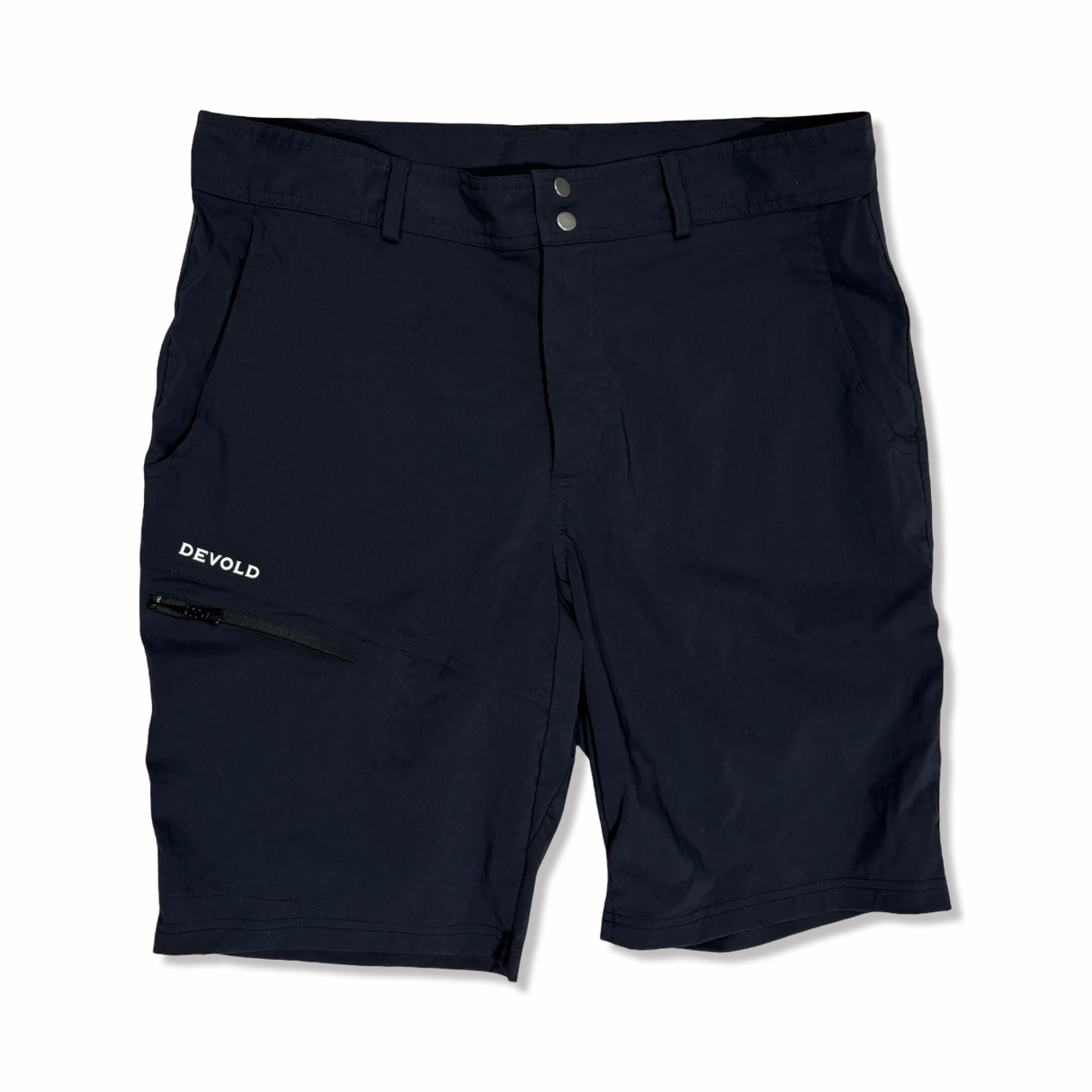 Svarta Devold Heröy Merino-shorts för herr med blixtlåsficka på benet, fotograferade framifrån mot vit bakgrund.