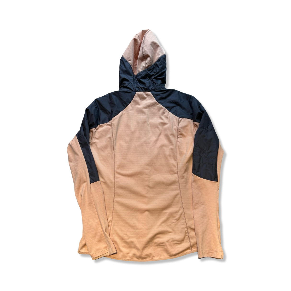 Baksidan av en rosa och mörkblå softshelljacka från Salomon för dam, fotograferad mot en vit bakgrund.