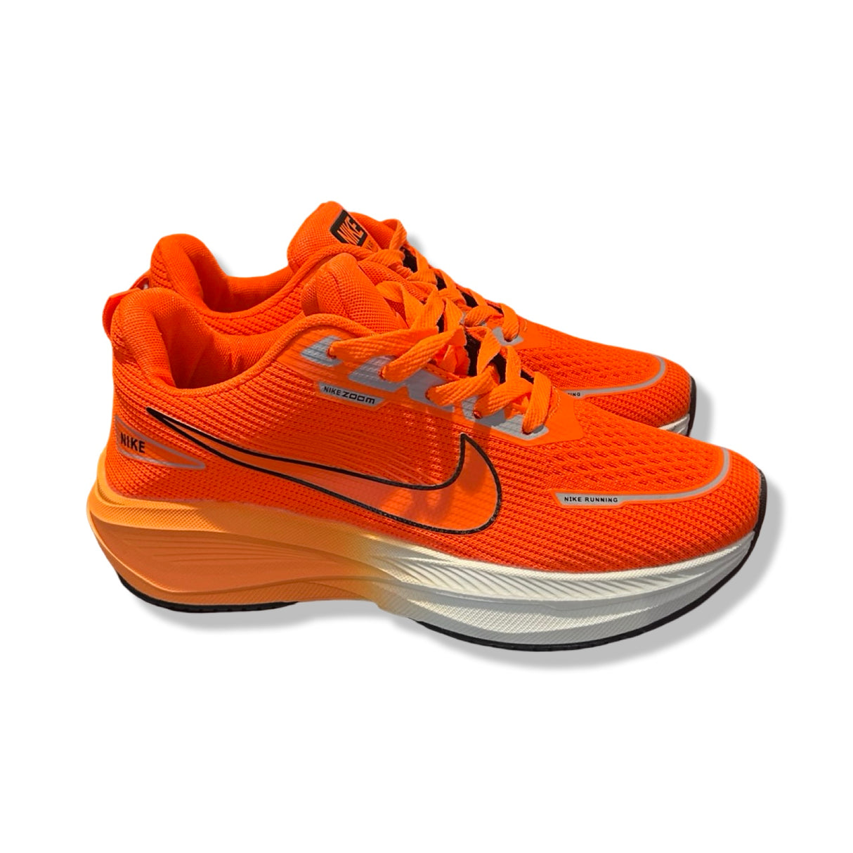 Orange Nike Zoom Air löparskor för herr med vit sula, fotograferade från sidan mot vit bakgrund.