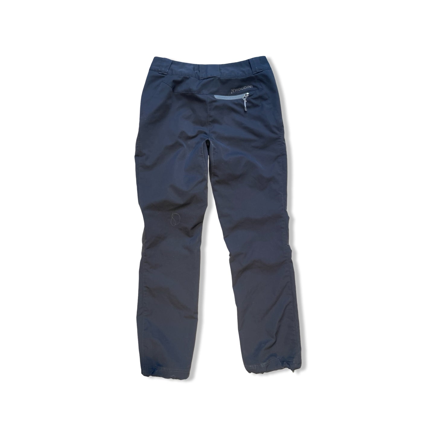 Baksidan av Houdini Motion Pants softshellbyxor för dam i svart, fotograferade mot en vit bakgrund.