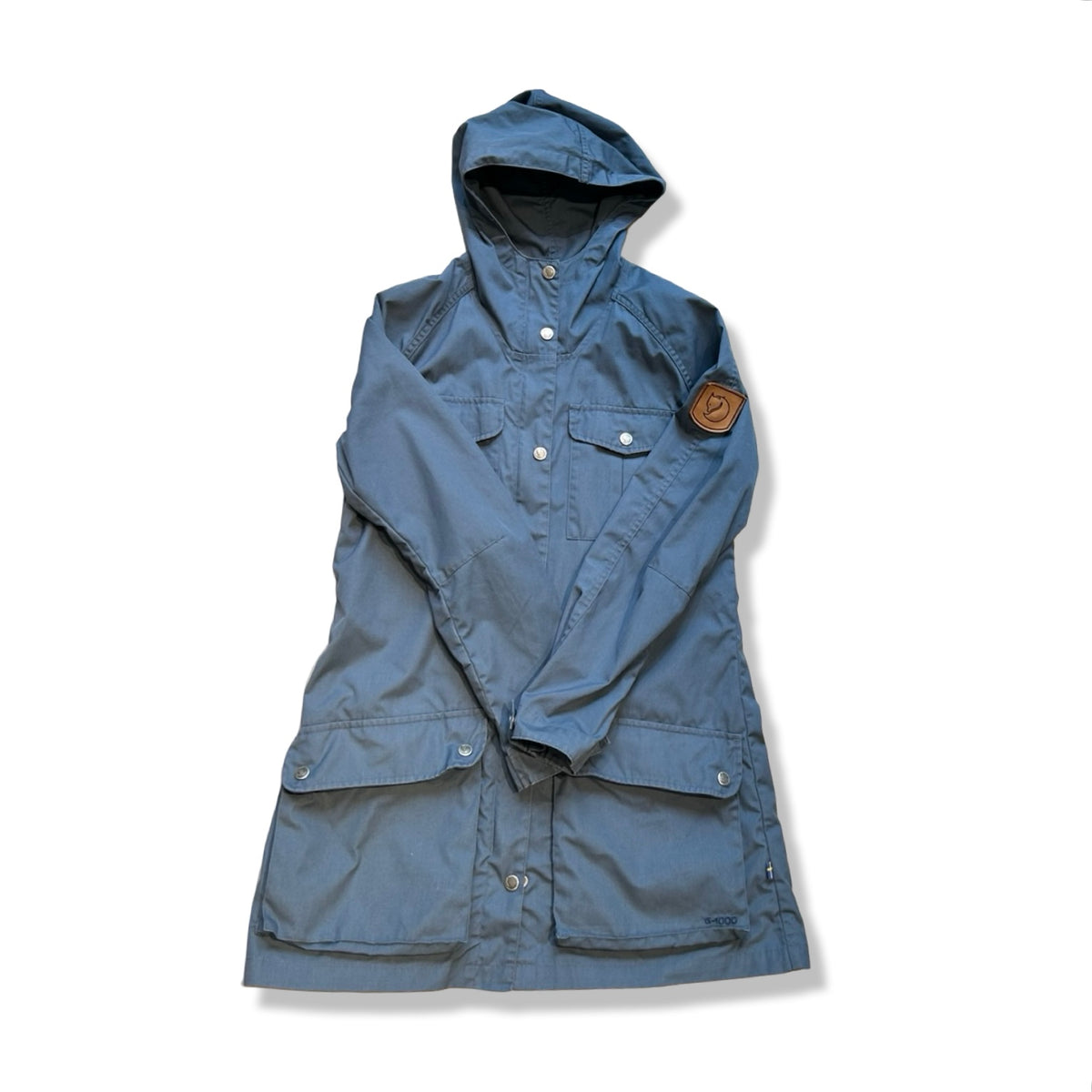 Blå funktionsjacka Fjällräven Greenland Parka Light för dam med huva, fotograferad framifrån mot en vit bakgrund.
