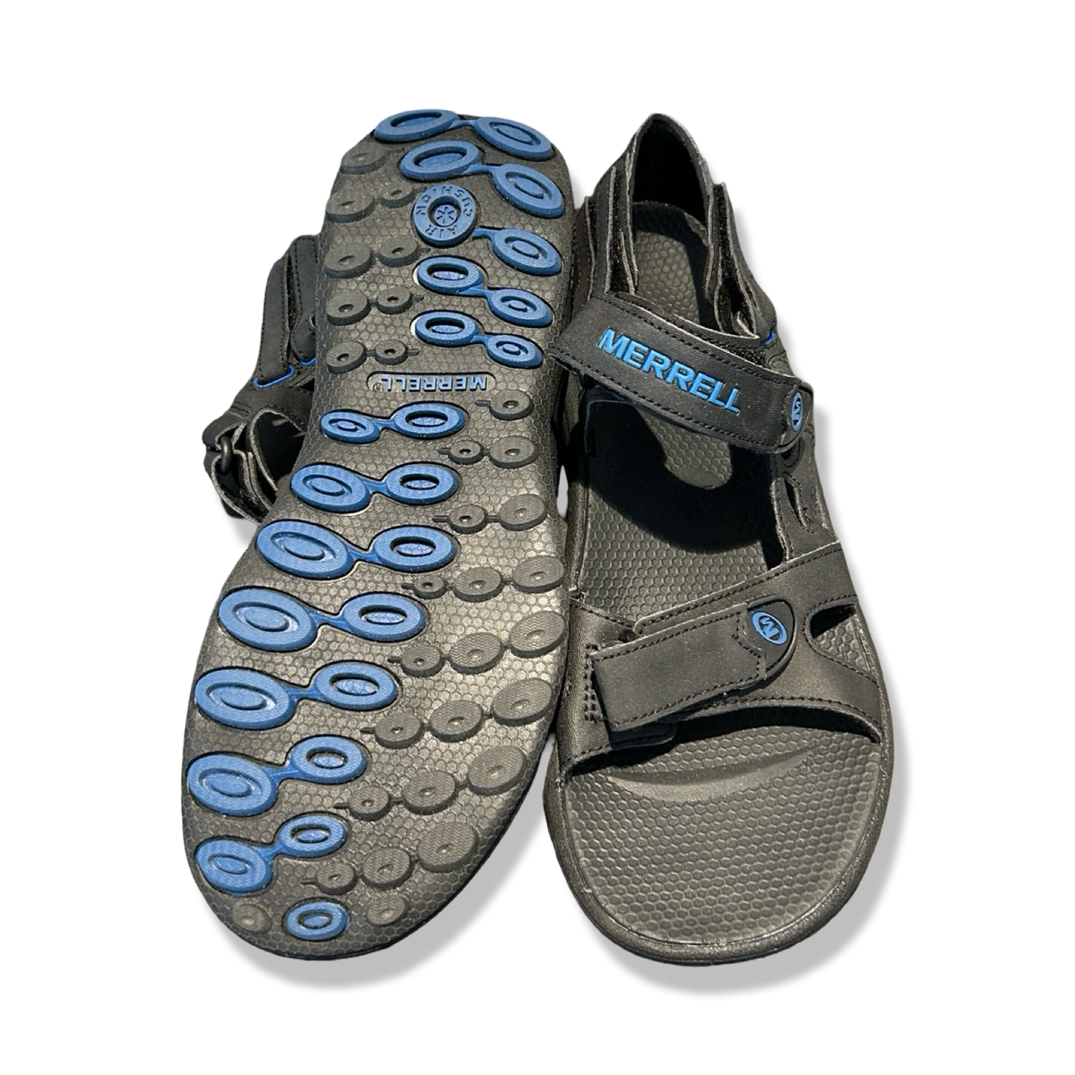 Sula och ovansida på ett par svarta Merrell Cedrus Convertible sandaler för herr, visade mot en vit bakgrund.