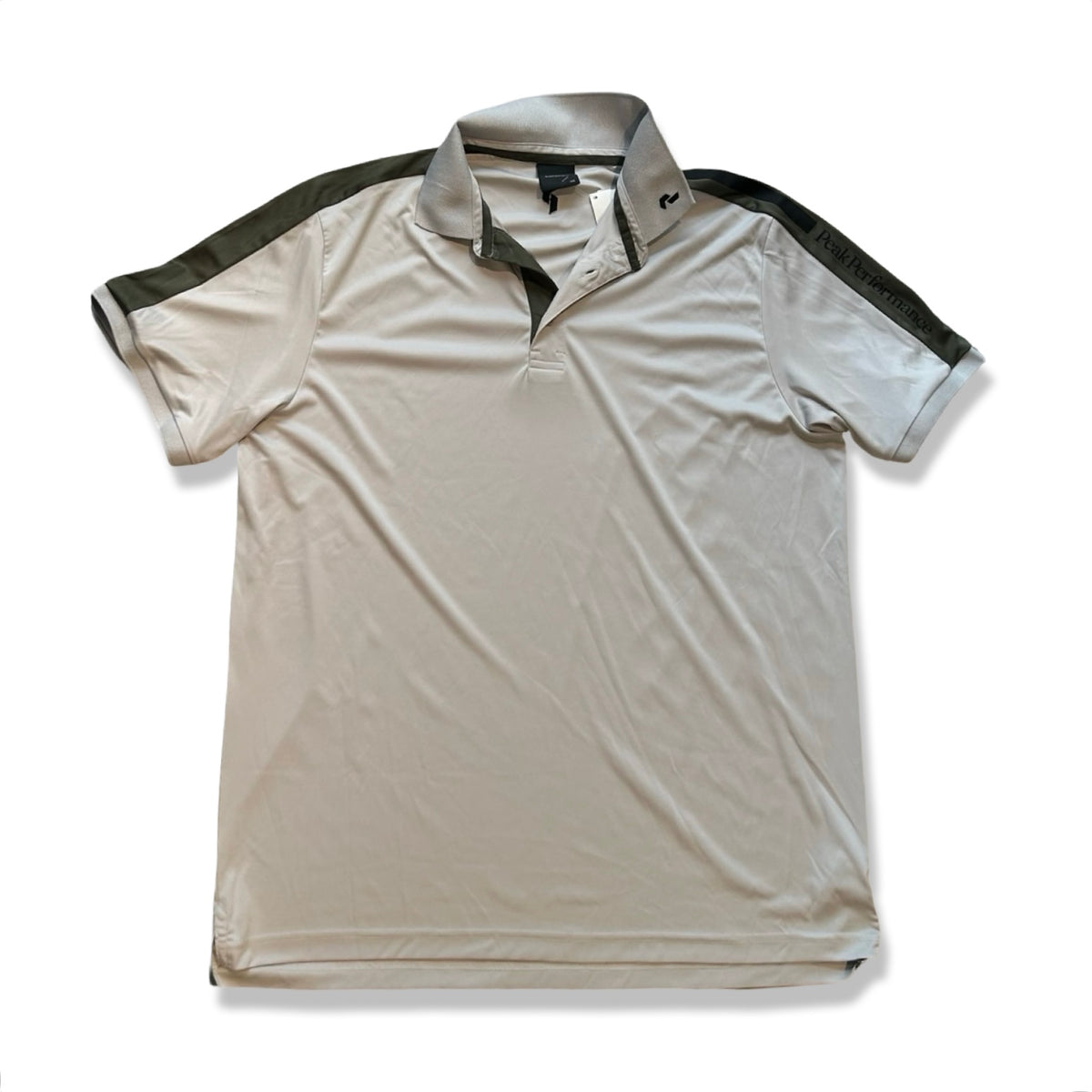 Beige Peak Performance Player Polo för herr med korta ärmar, fotograferad framifrån mot en vit bakgrund.