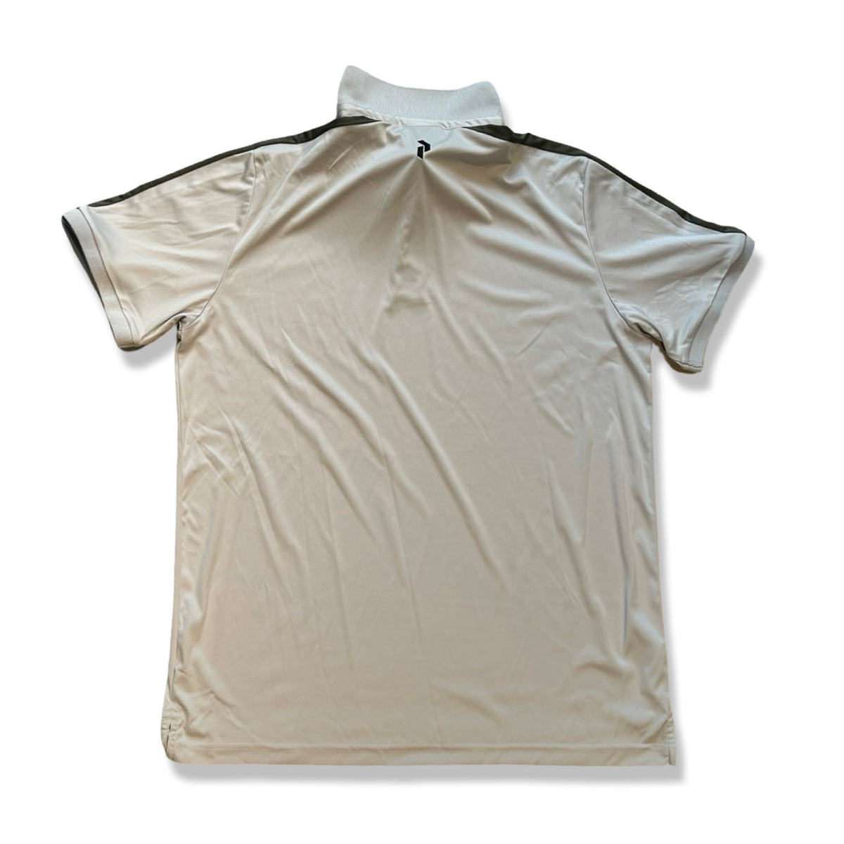 Baksidan av en beige Peak Performance Player Polo för herr, fotograferad mot en vit bakgrund.