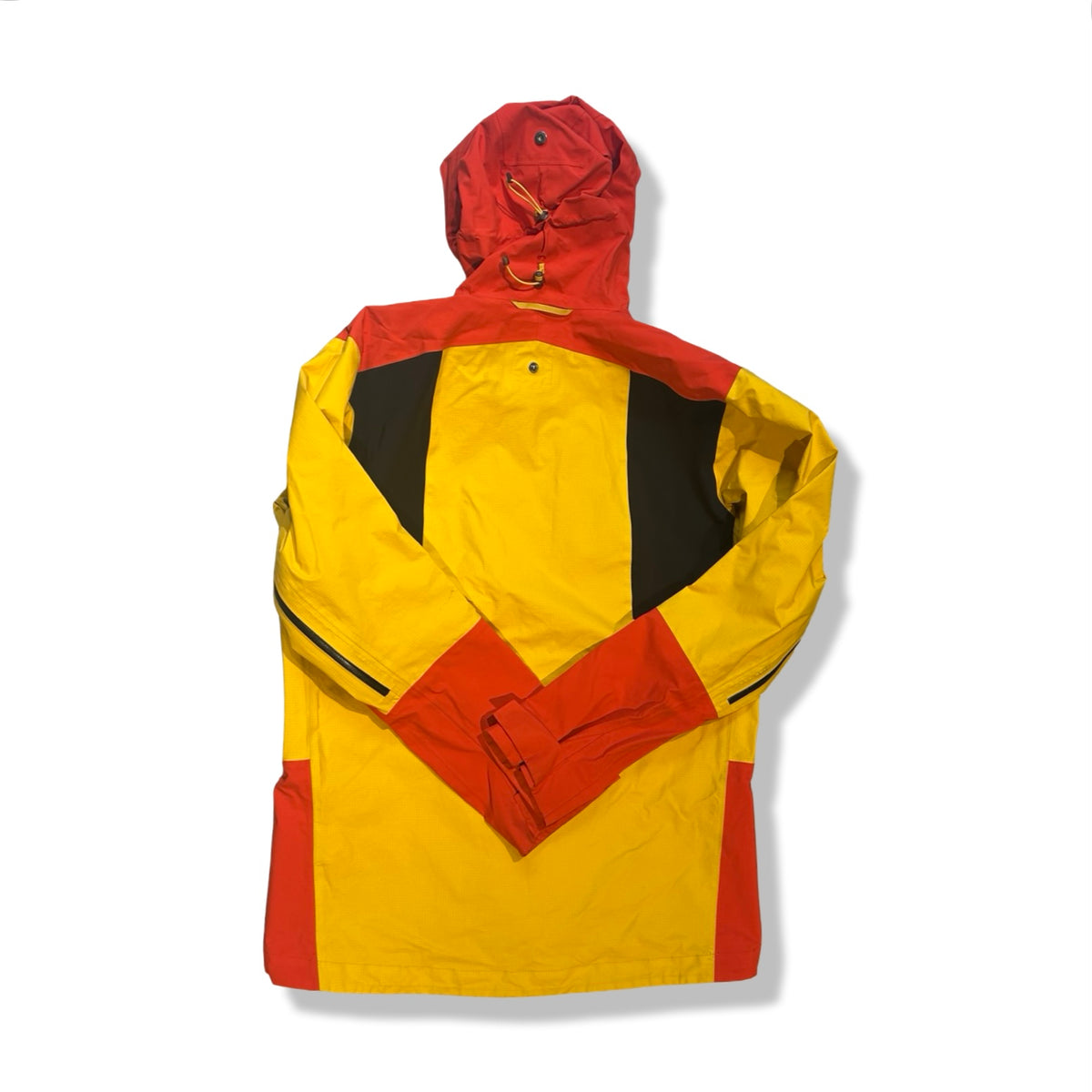 Baksidan av en röd och gul skaljacka från Haglöfs för herr, fotograferad mot en vit bakgrund.