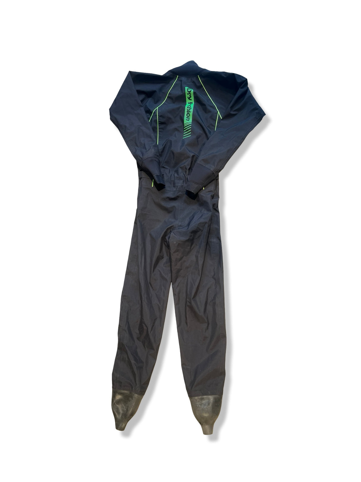 Svart torrdräkt från Dry Fashion med neongröna detaljer, sedd bakifrån mot en vit bakgrund.