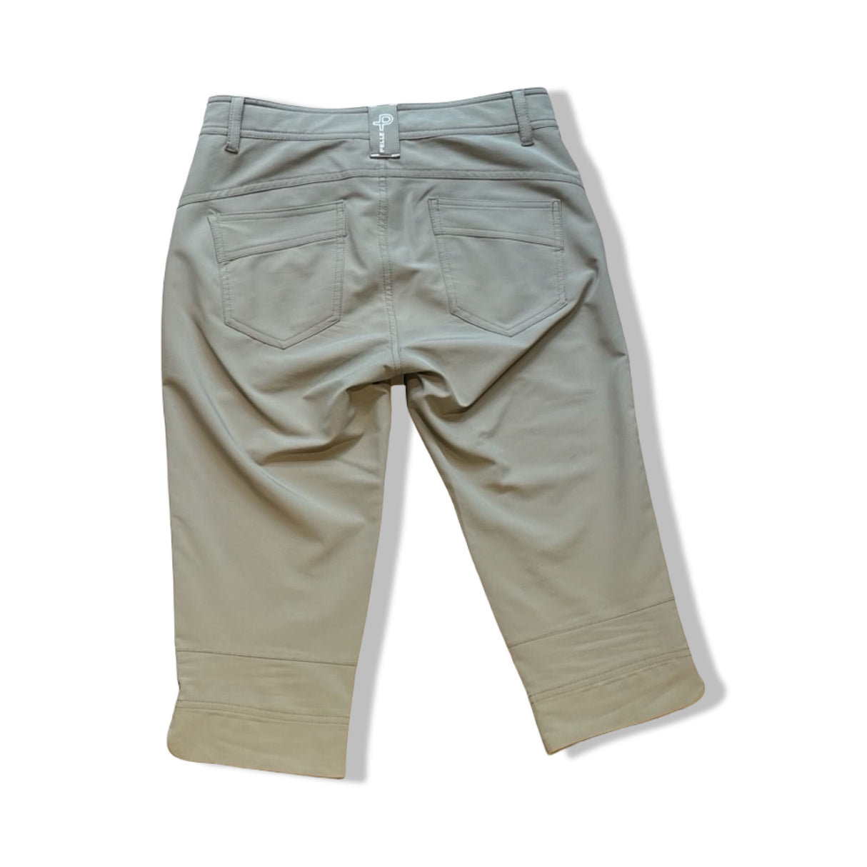 Gröna trekvartslånga shorts från Pelle P för dam med bakfickor, sedda bakifrån mot en vit bakgrund.