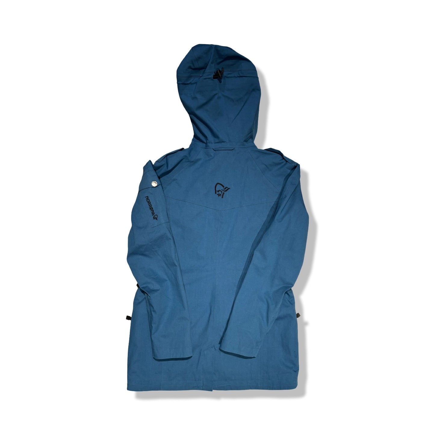 Baksidan av Norröna Tamok parkas för dam i blått, fotograferad mot en vit bakgrund.