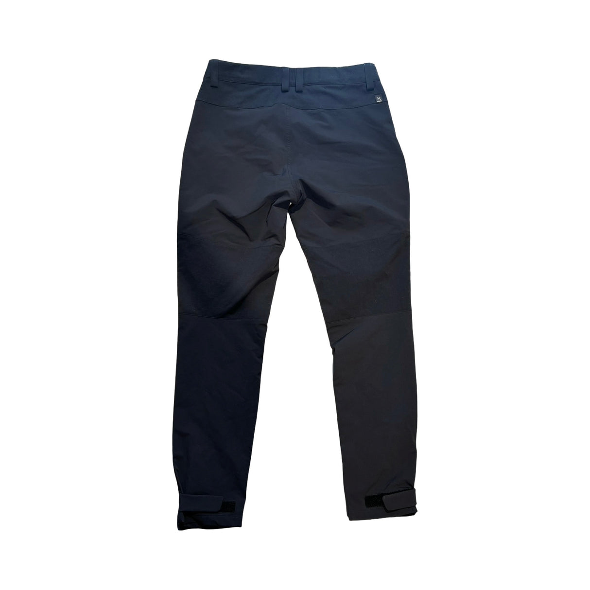 Svarta Haglöfs Mid Standard Pant för dam sedda bakifrån mot vit bakgrund med logotyp och justerbara benslut.