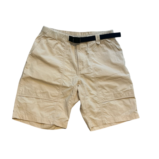 Cremevita ripstop-shorts från Peak Performance för herr med inbyggt svart bälte på vit bakgrund.