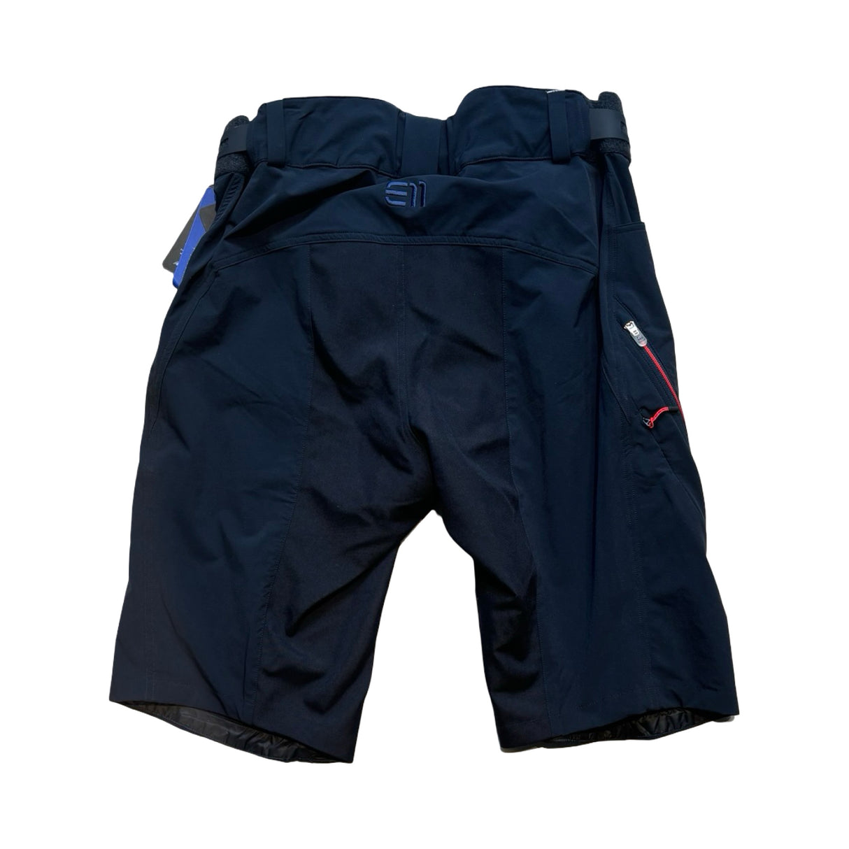 Elevenate Versatility cykelshorts för herr i svart sedda bakifrån med röd dragkedja, fotograferade mot en vit bakgrund.