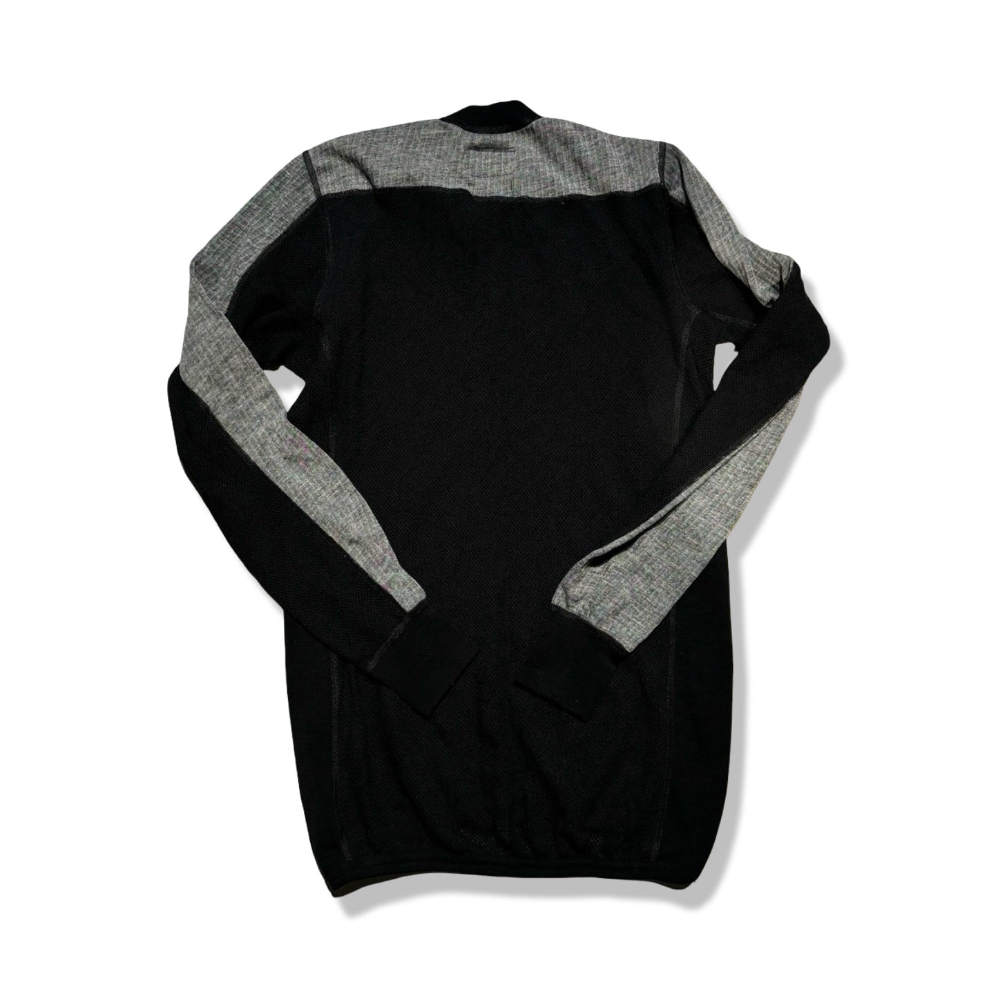 Fjällräven Bergtagen underställströja för herr i svart och grått, fotograferad bakifrån mot en vit bakgrund.