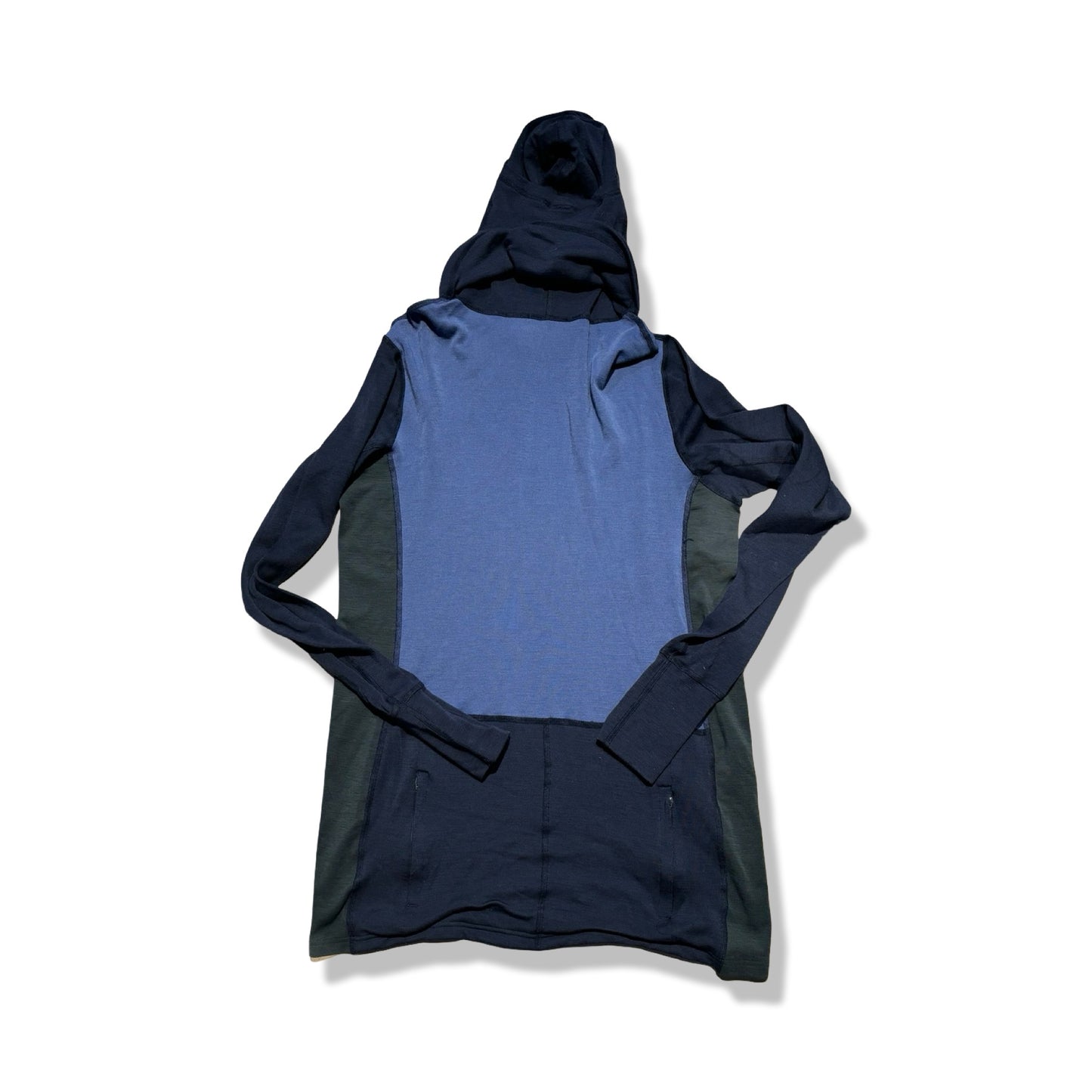 Baksidan av Aclima Wool tröja för herr i blått och mörkblått, fotograferad platt mot en vit bakgrund.