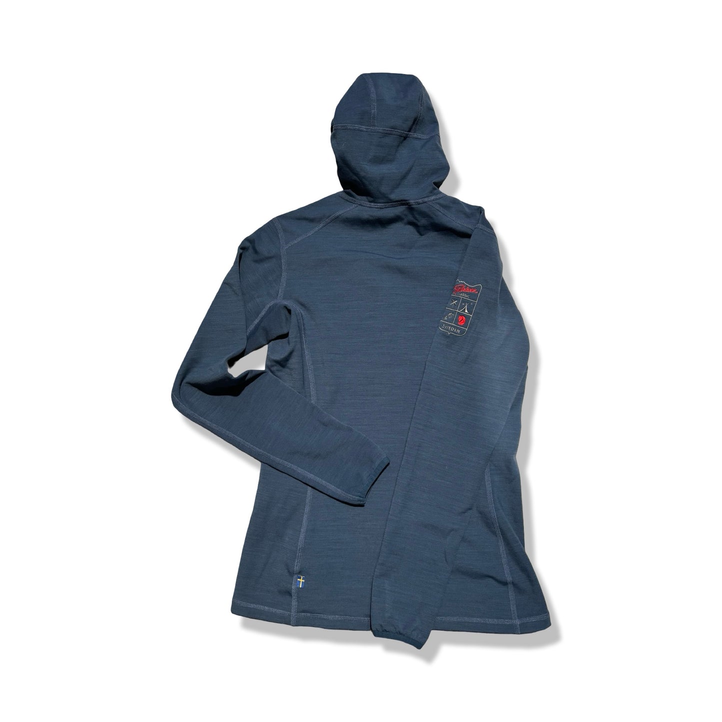 Baksidan av Fjällräven FJR fleecetröja för dam i blått, fotograferad mot en vit bakgrund.