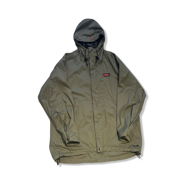 Fjällräven Ruska regnjacka för dam i beige med huva, fotograferad framifrån mot en vit bakgrund.