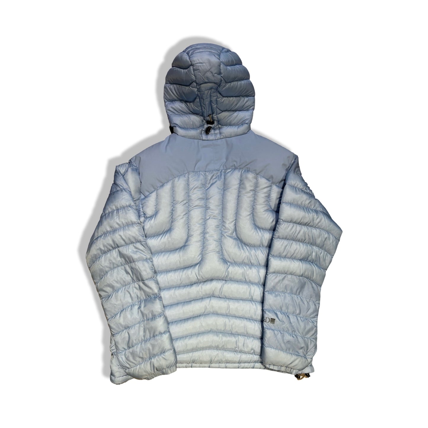 Baksidan av Peak Performance dunjacka för dam i ljusblått.