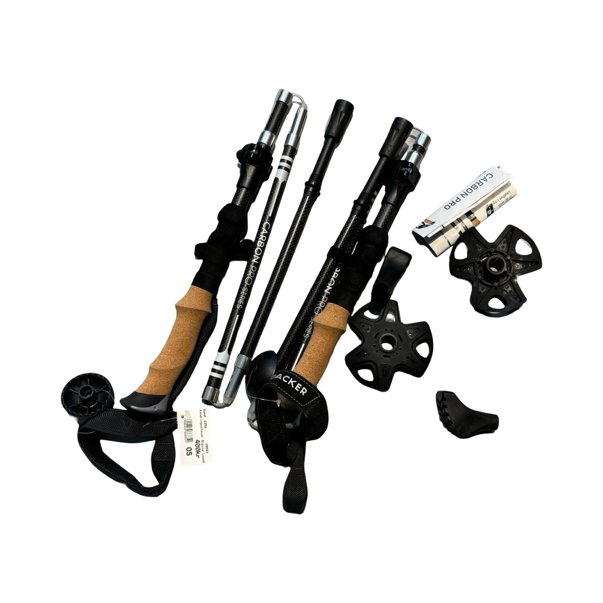 Svarta Alpine Loacker Carbon PRO vandringsstavar i kolfiber med korkhandtag och tillbehör mot en vit bakgrund.