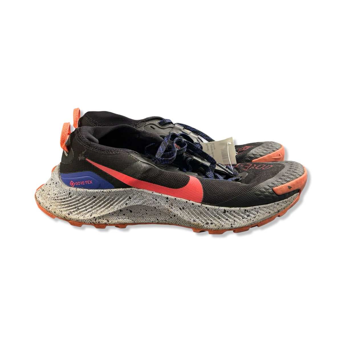 Svart damlöparsko Nike Pegasus Trail Gore-Tex med orangea och blå detaljer samt stänkmönstrad sula, fotograferad från sidan mot vit bakgrund.