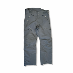 Grå skidbyxor för herr från Stellar Equipment i modell Stellar Shell pants 2.0, fotograferade framifrån.