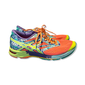 Färgstarka Asics Gel Noosa Tri 10 damlöparskor i orange, lila och grönt med mönstrade detaljer, fotograferade från sidan.