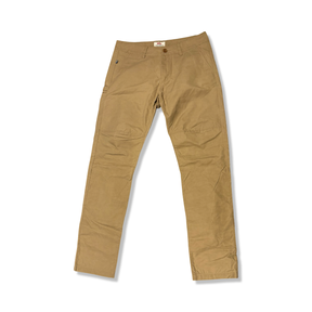 Beiga Fjällräven Vardag Relaxed Trousers för herr, fotograferade framifrån mot en vit bakgrund.