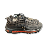 Grå löparskor Nike Air Max 97 Reflective för dam med orange detaljer och Max Air-dämpning, fotograferade från sidan mot en vit bakgrund.