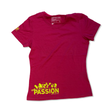Rosa T-shirt från Ortovox för dam med tryck nedtill, fotograferad framifrån mot en vit bakgrund.