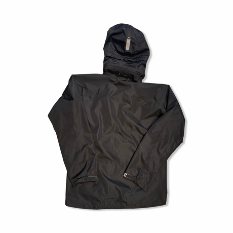 Baksidan av en svart skaljacka från Haglöfs modell Koyal Proof Jacket för dam i storlek L, fotograferad mot en vit bakgrund.