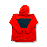 Baksidan av en röd och grön Nike ACG retro anorak för herr med huva, fotograferad mot en vit bakgrund.