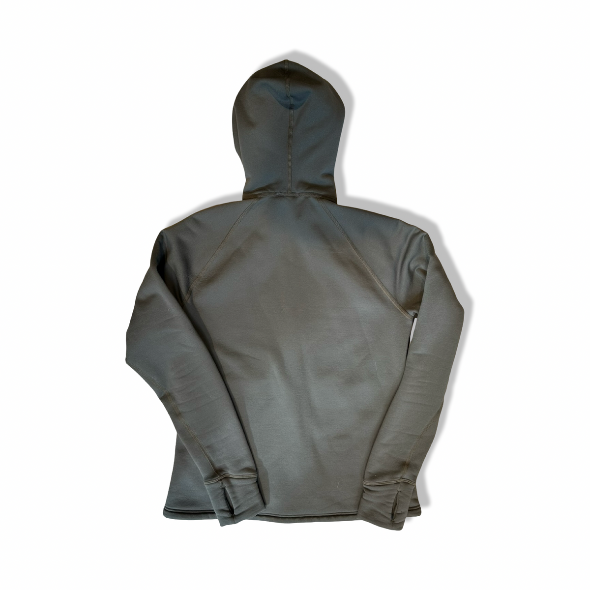 Baksidan av en grön fleecehoodie från Patagonia för unisex, fotograferad mot en vit bakgrund.