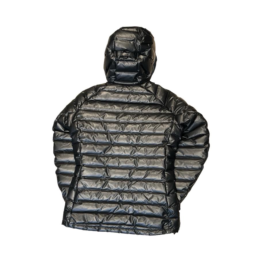 Baksidan av Peak Performance dunjacka för dam i svart.