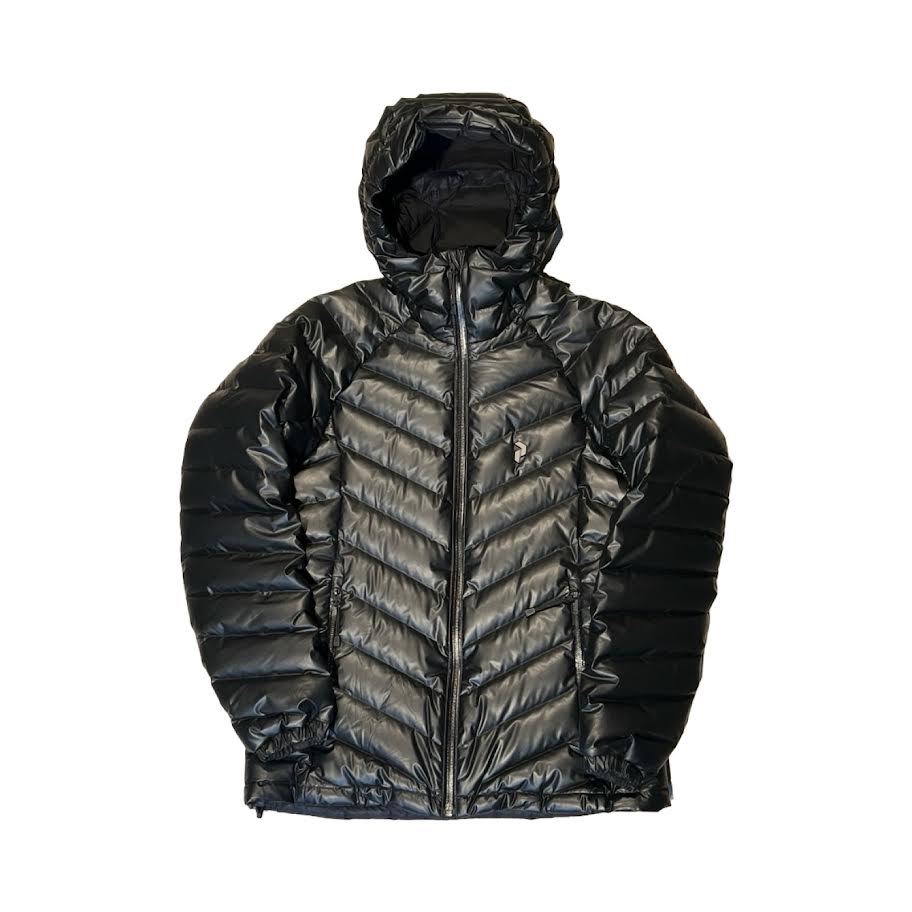 Peak Performance Frost Dry Hood dunjacka för dam i svart. Jackan har huva och heldragen dragkedja och är fotograferad platt framifrån mot en vit bakgrund.