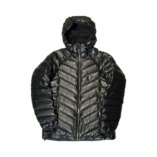 Peak Performance Frost Dry Hood dunjacka för dam i svart. Jackan har huva och heldragen dragkedja och är fotograferad platt framifrån mot en vit bakgrund.