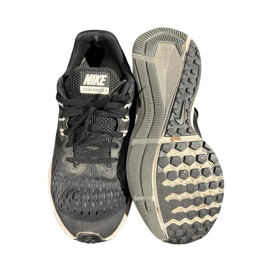 Nike Zoom Winflo 4 löparskor för dam i svart. Ena skon visas ovanifrån och den andra visar sulan, fotograferade mot en vit bakgrund.